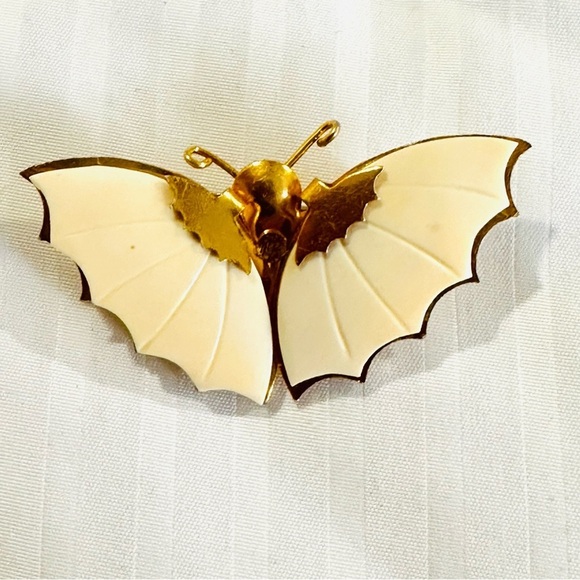 Vintage  Carved Sea Shell BUTTERFLY brooch cream seashell Gold-tone trim - Picture 3 of 3